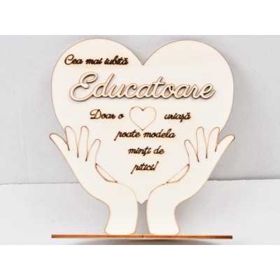 L578-Decoratiune cu inima , maini si suport "Cea mai iubita Educatoare" 19x21cm 1buc