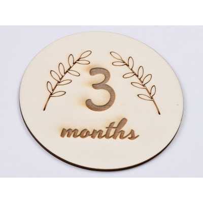 L638-Decoratiune cerc lemn "4 months" 13cm- 1 buc