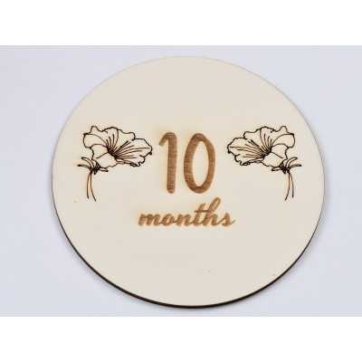 L644-Decoratiune cerc lemn "10 months" 13cm- 1 buc