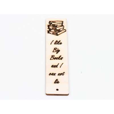 L802-Decoratiune lemn/semn carte "I like books..." 15x3.5 cm - 1 buc