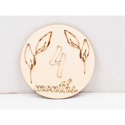 L953-Decoratiune cerc lemn "4 months" 13cm- 1 buc