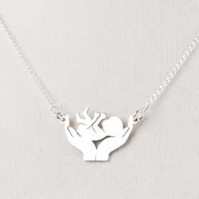 Colier din argint cu decupaj bebelus in mainile mamei