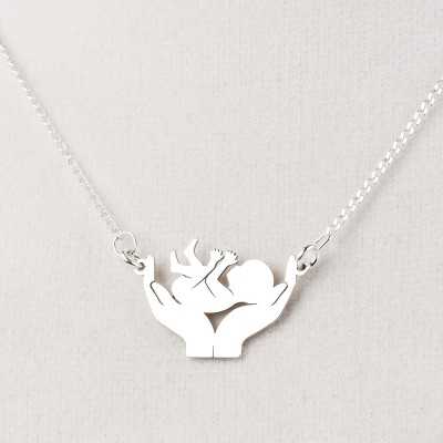 Colier din argint cu decupaj bebelus in mainile mamei