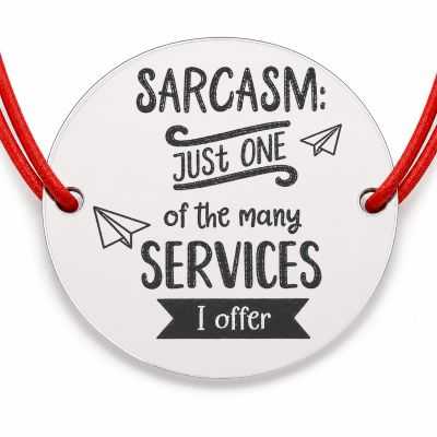 Brățară argint 925 cu bănuț mesajul Sarcasm: just one of the many services I offer, șnur reglabil — cadou haios B-E1269