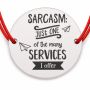Brățară argint 925 cu bănuț mesajul Sarcasm: just one of the many services I offer, șnur reglabil — cadou haios B-E1269