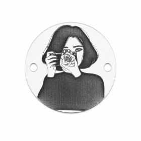 Bănuț argint 925 gravat fată fotograf cu aparat și trandafir, Ø 16,5 mm — pentru fotografe E1310