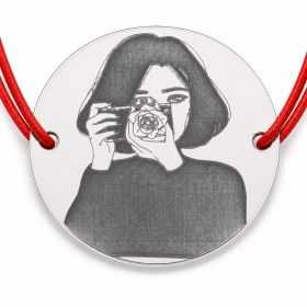 Brățară argint 925 cu bănuț fată fotograf cu aparat și trandafir, șnur reglabil — cadou pentru fotografe B-E1310