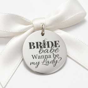 Bănuț Nuntă din Argint 925 „Bride Babe – Wanna be my Lady?" – Cerere Domnișoară de Onoare 22 mm – N0001