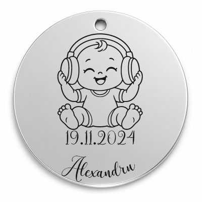 Bănuț de moț argint 925, bebeluș cu căști pe urechi – 22 mm