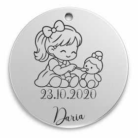 Bănuț de moț argint 925, fetiță care hrănește păpușa – 22 mm