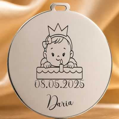 Bănuț de Moț din Argint 925 Personalizat cu Nume și Dată, Fetiță la ruperea turtei – 22 mm – S0606