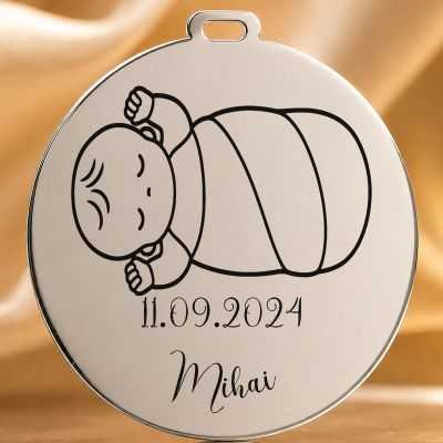 Bănuț de Moț din Argint 925 Personalizat cu Nume și Dată, Nou-născut înfășat care doarme – 22 mm – S0609