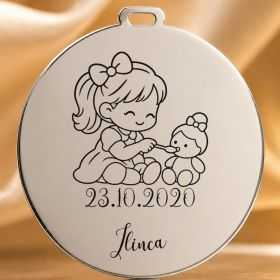 Bănuț de moț argint 925, fetiță care hrănește păpușa – 22 mm