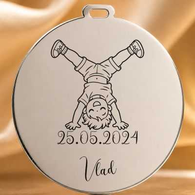 Bănuț de Moț din Argint 925 Personalizat cu Nume și Dată, Copilaș care stă cu capul în jos – 22 mm – S0618