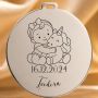 Bănuț de Moț din Argint 925 Personalizat cu Nume și Dată, Fetiță care îmbrățișează un unicorn – 22 mm – S0620