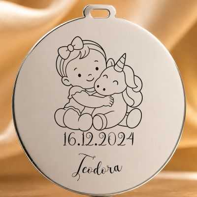 Bănuț de Moț din Argint 925 Personalizat cu Nume și Dată, Fetiță care îmbrățișează un unicorn – 22 mm – S0620