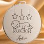 Bănuț de Moț din Argint 925 Personalizat cu Nume și Dată, Bebeluș care doarme sub stele – 22 mm – S0625