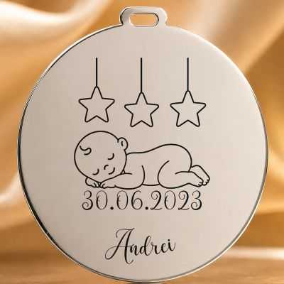 Bănuț de Moț din Argint 925 Personalizat cu Nume și Dată, Bebeluș care doarme sub stele – 22 mm – S0625