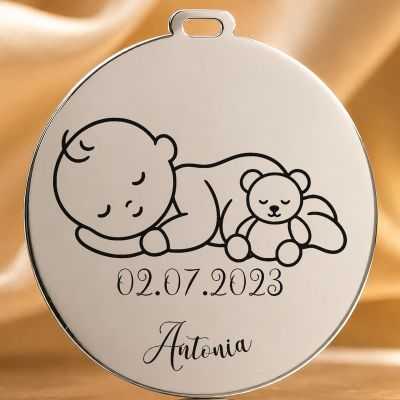 Bănuț de Moț din Argint 925 Personalizat cu Nume și Dată, Bebeluș care doarme cu ursulețul – 22 mm – S0629
