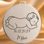 Bănuț de Moț din Argint 925 Personalizat cu Nume și Dată, Nou-născut care doarme pe burtică – 22 mm – S0633