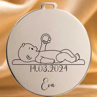 Bănuț de Moț din Argint 925 Personalizat cu Nume și Dată, Bebeluș pe salteluța de joacă – 22 mm – S0634