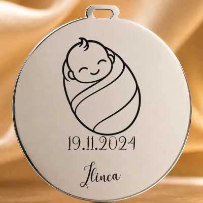 Bănuț de Moț din Argint 925 Personalizat cu Nume și Dată, Nou-născut înfășat în păturică – 22 mm – S0637