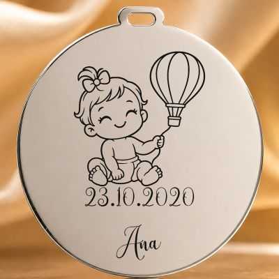 Bănuț de Moț din Argint 925 Personalizat cu Nume și Dată, Fetiță cu balonul cu aer cald – 22 mm – S0639