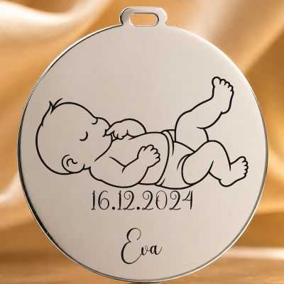 Bănuț de Moț din Argint 925 Personalizat cu Nume și Dată, Bebeluș culcat pe spate cu degetul în guriță – 22 mm – S0646