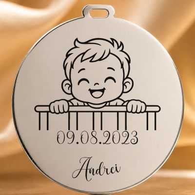 Bănuț de Moț din Argint 925 Personalizat cu Nume și Dată, Băiețel în picioare în pătuț – 22 mm – S0649