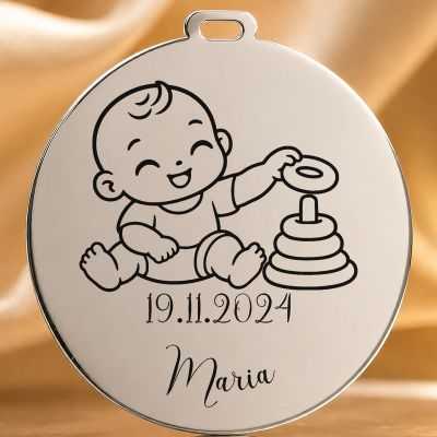 Bănuț de Moț din Argint 925 Personalizat cu Nume și Dată, Bebeluș cu piramida de inele – 22 mm – S0650