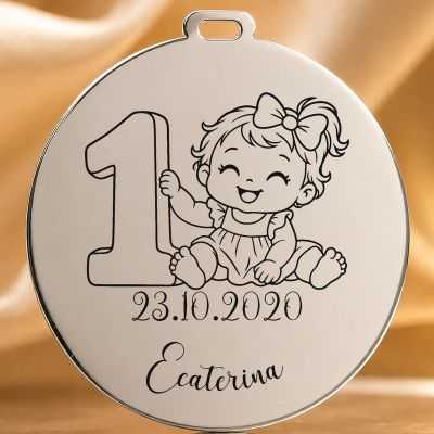 Bănuț de Moț din Argint 925 Personalizat cu Nume și Dată, Fetiță la prima aniversare, lângă cifra 1 – 22 mm – S0652