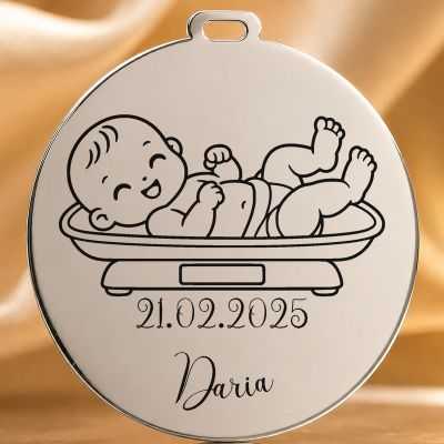 Bănuț de Moț din Argint 925 Personalizat cu Nume și Dată, Bebeluș pe cântar – 22 mm – S0654