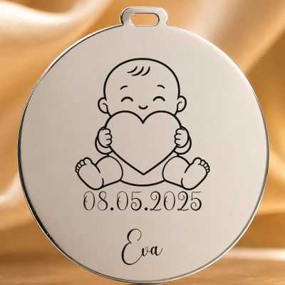 Bănuț de Moț din Argint 925 Personalizat cu Nume și Dată, Bebeluș care ține o inimioară în mânuțe – 22 mm – S0658