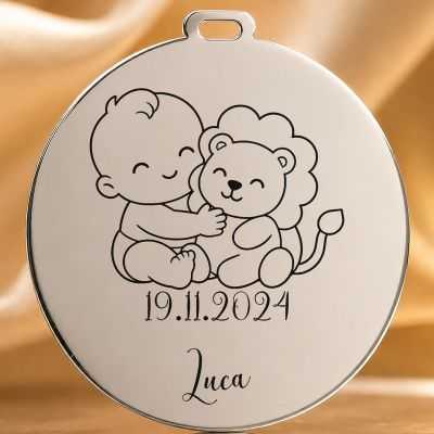 Bănuț de Moț din Argint 925 Personalizat cu Nume și Dată, Bebeluș cu zodia Leu – 22 mm – S0663