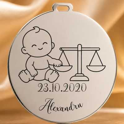 Bănuț de Moț din Argint 925 Personalizat cu Nume și Dată, Bebeluș cu zodia Balanță – 22 mm – S0665