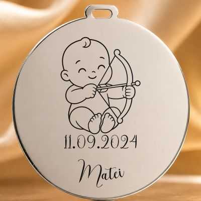 Bănuț de Moț din Argint 925 Personalizat cu Nume și Dată, Bebeluș cu zodia Săgetător – 22 mm – S0674