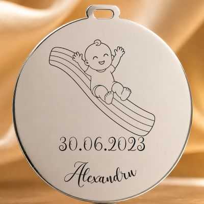 Bănuț de Moț din Argint 925 Personalizat cu Nume și Dată, Bebeluș care alunecă pe curcubeu – 22 mm – S0677