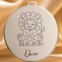 Bănuț de Moț din Argint 925 Personalizat cu Nume și Dată, Bebeluș în costum de floarea-soarelui – 22 mm – S0678