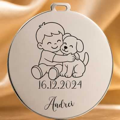 Bănuț de Moț din Argint 925 Personalizat cu Nume și Dată, Băiețel care își îmbrățișează cățelușul – 22 mm – S0685