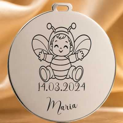 Bănuț de Moț din Argint 925 Personalizat cu Nume și Dată, Bebeluș în costum de albinuță – 22 mm – S0686