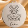 Bănuț de Moț din Argint 925 Personalizat cu Nume și Dată, Băiețel în costum de ursuleț panda – 22 mm – S0688