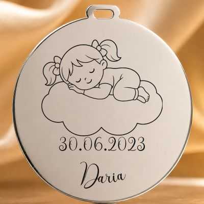 Bănuț de Moț din Argint 925 Personalizat cu Nume și Dată, Fetiță care doarme pe un norișor – 22 mm – S0690
