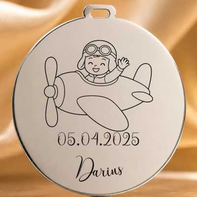 Bănuț de Moț din Argint 925 Personalizat cu Nume și Dată, Copilaș aviator în avionel – 22 mm – S0695