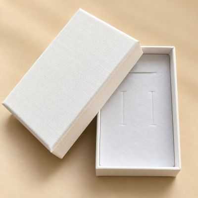 Cutie Cadou Alba Eleganta pentru Bijuterii 8x5x3 cm D144