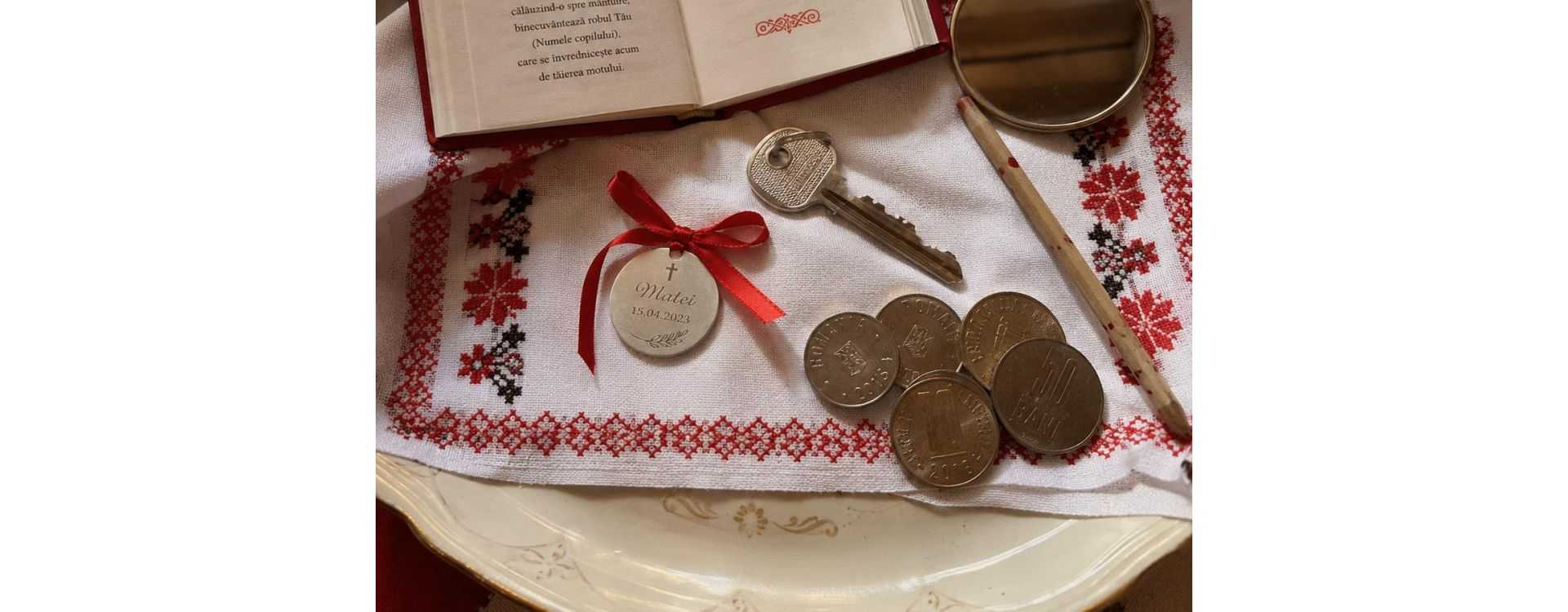 Ce se pune pe tavița de moț? Lista obiectelor și semnificația lor Ce se pune pe tavița de moț? Lista obiectelor și semnificația lor